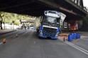 LKW blieb unter Bruecke haengen Koeln Ehrenfeld Innere Kanalstr Hornstr P232